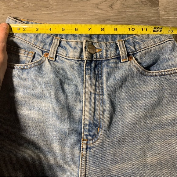 MONKI Kimomo High Relaxed Mom-Style Light Wash Jeans (Size 26) - Picture 10 of 12